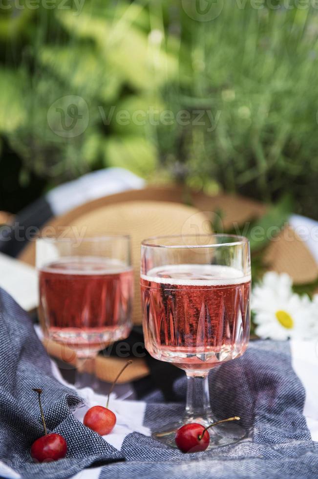 definido para piquenique no cobertor no campo de lavanda foto