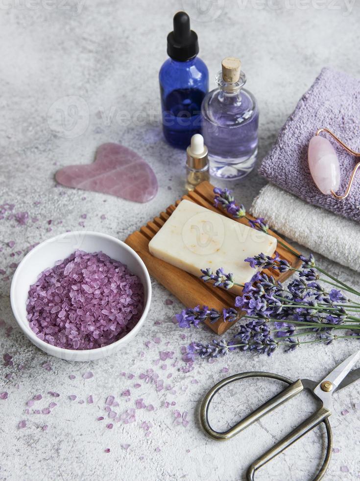 cosmético de ervas naturais com flores de lavanda foto