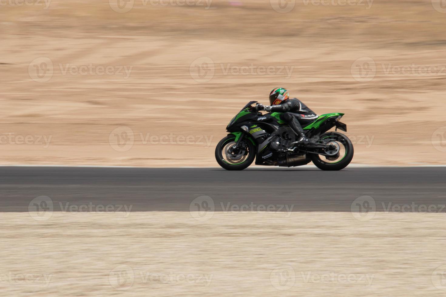 competição de motocicleta em uma pista de corrida em um dia de treinamento foto