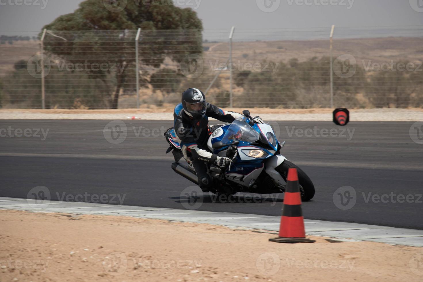 competição de motocicleta em uma pista de corrida em um dia de treinamento foto