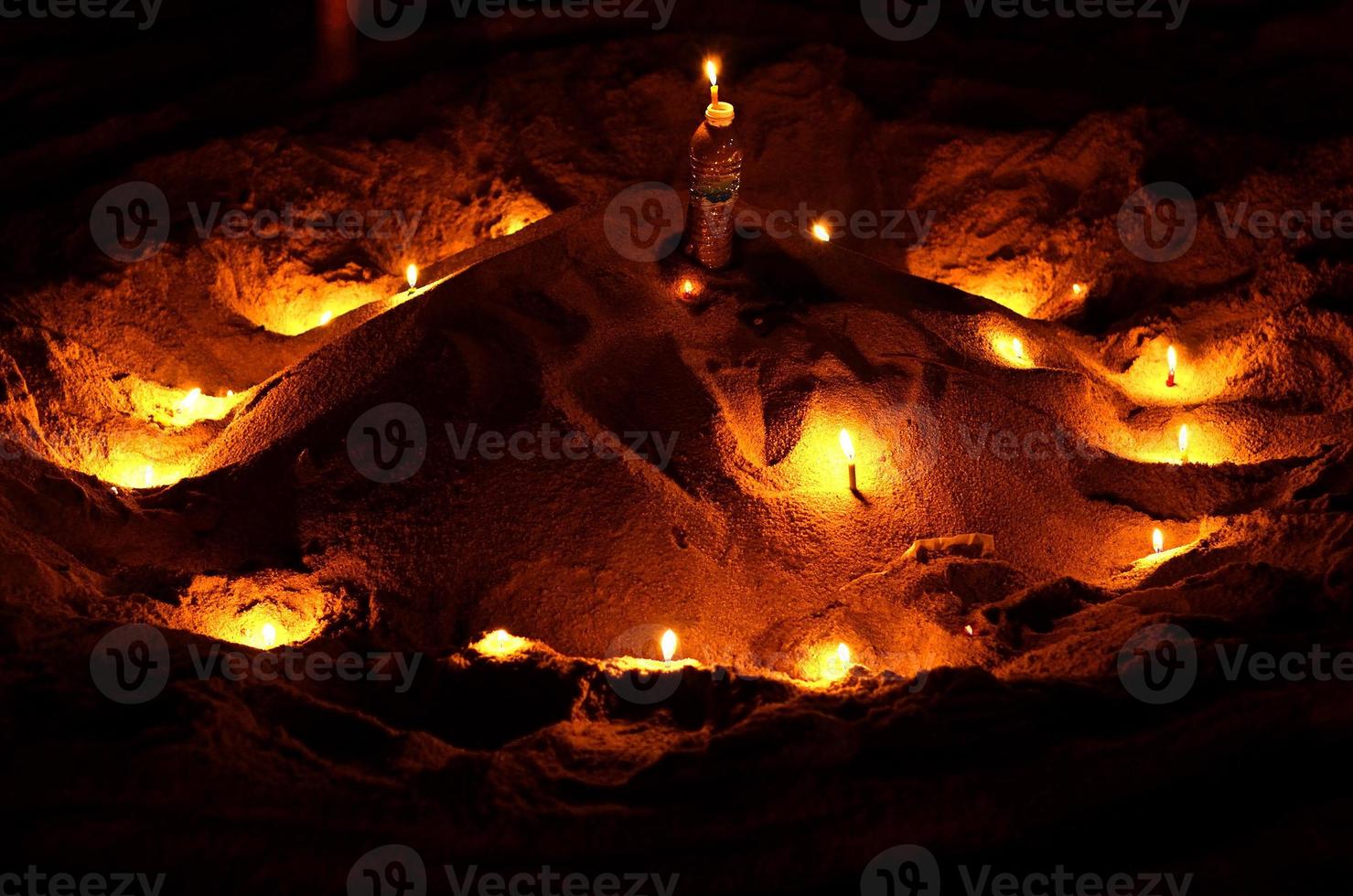 velas na areia foto