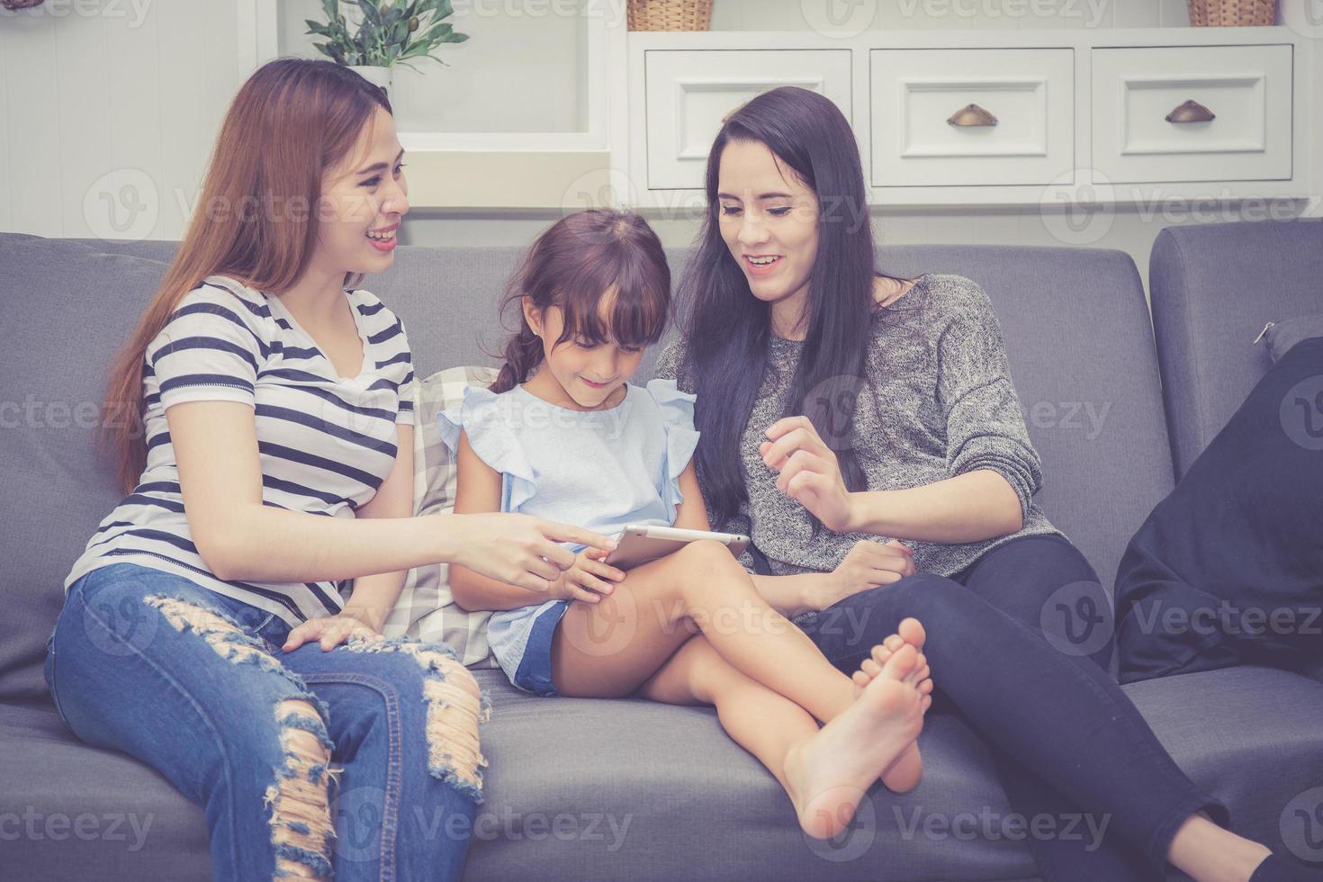 mãe, tia e filho se divertindo juntos, aprendendo com o uso do tablet foto