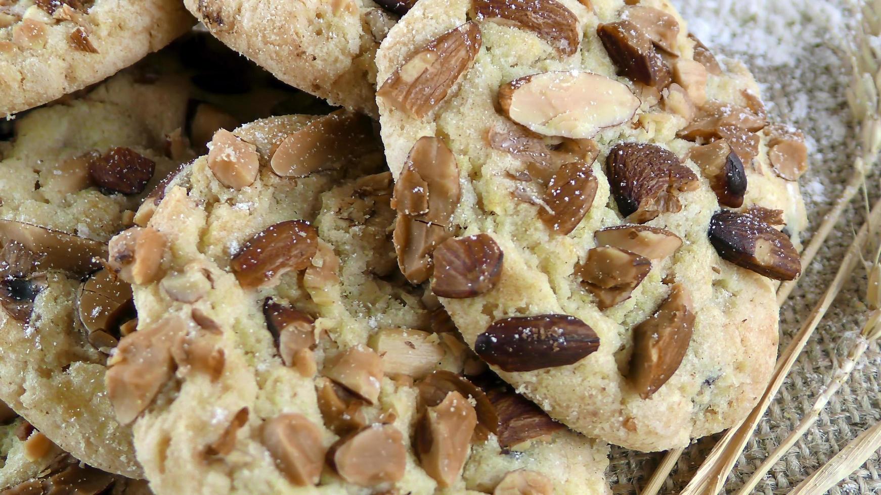 biscoito com gotas de chocolate açucarado misturado foto