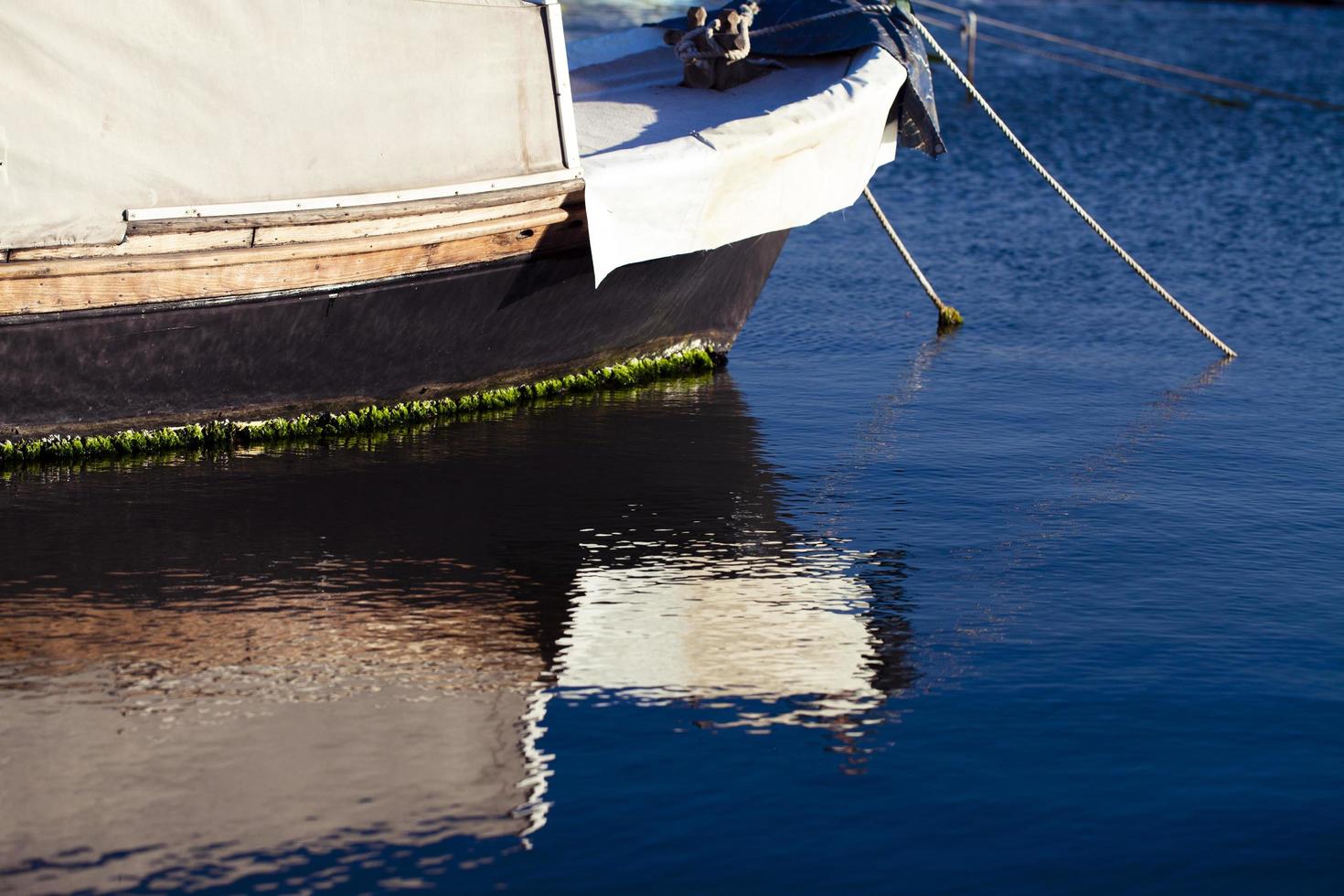 reflexo do barco na água do mar foto