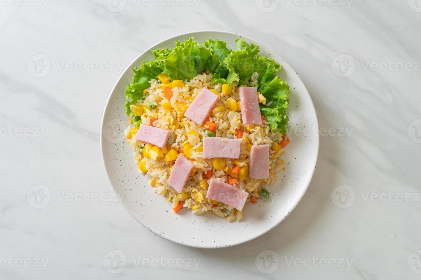 arroz frito caseiro com presunto e legumes mistos de cenoura e feijão verde foto