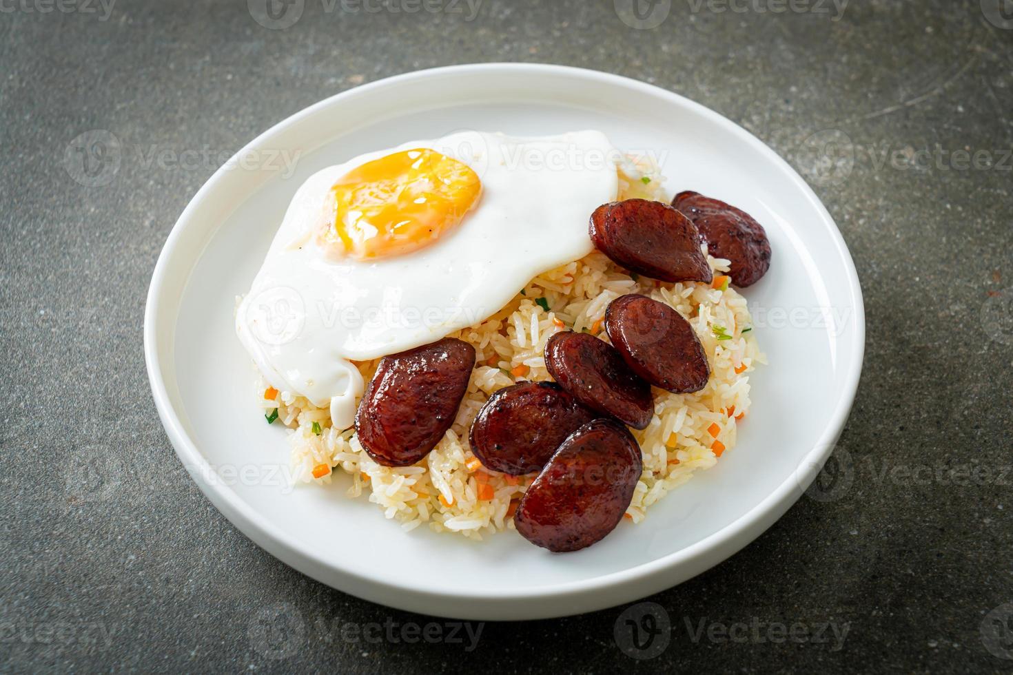 arroz frito com ovo frito e linguiça chinesa - comida caseira em estilo asiático foto