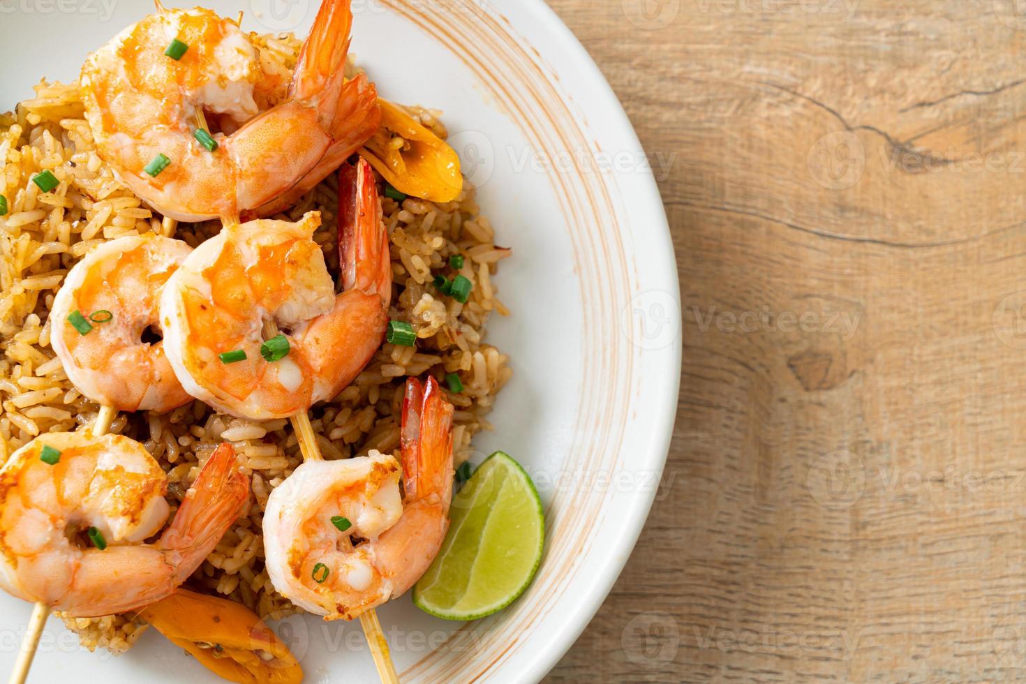 arroz frito com camarão ou espetos de camarão foto