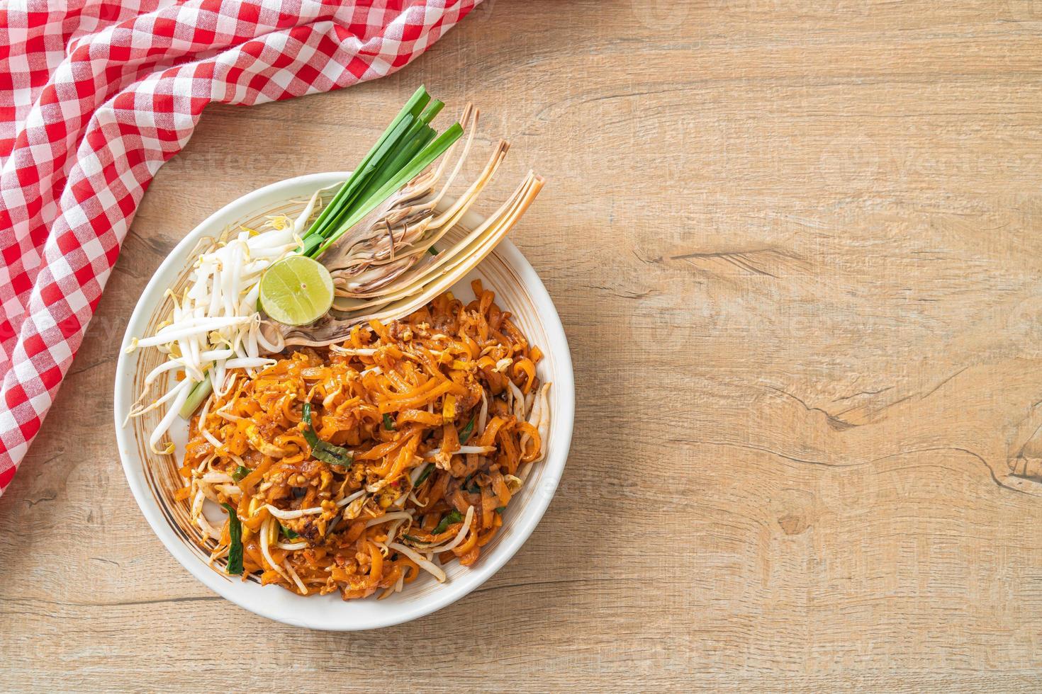 macarrão frito com tofu e couve ou pad thai - comida asiática foto