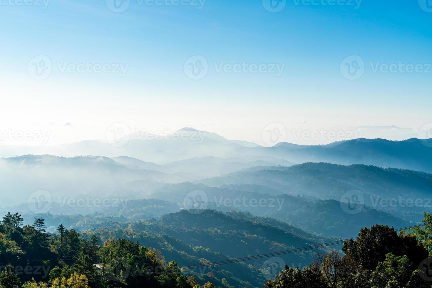 bela camada de montanha com nuvens e nascer do sol em chiang mai, na Tailândia foto