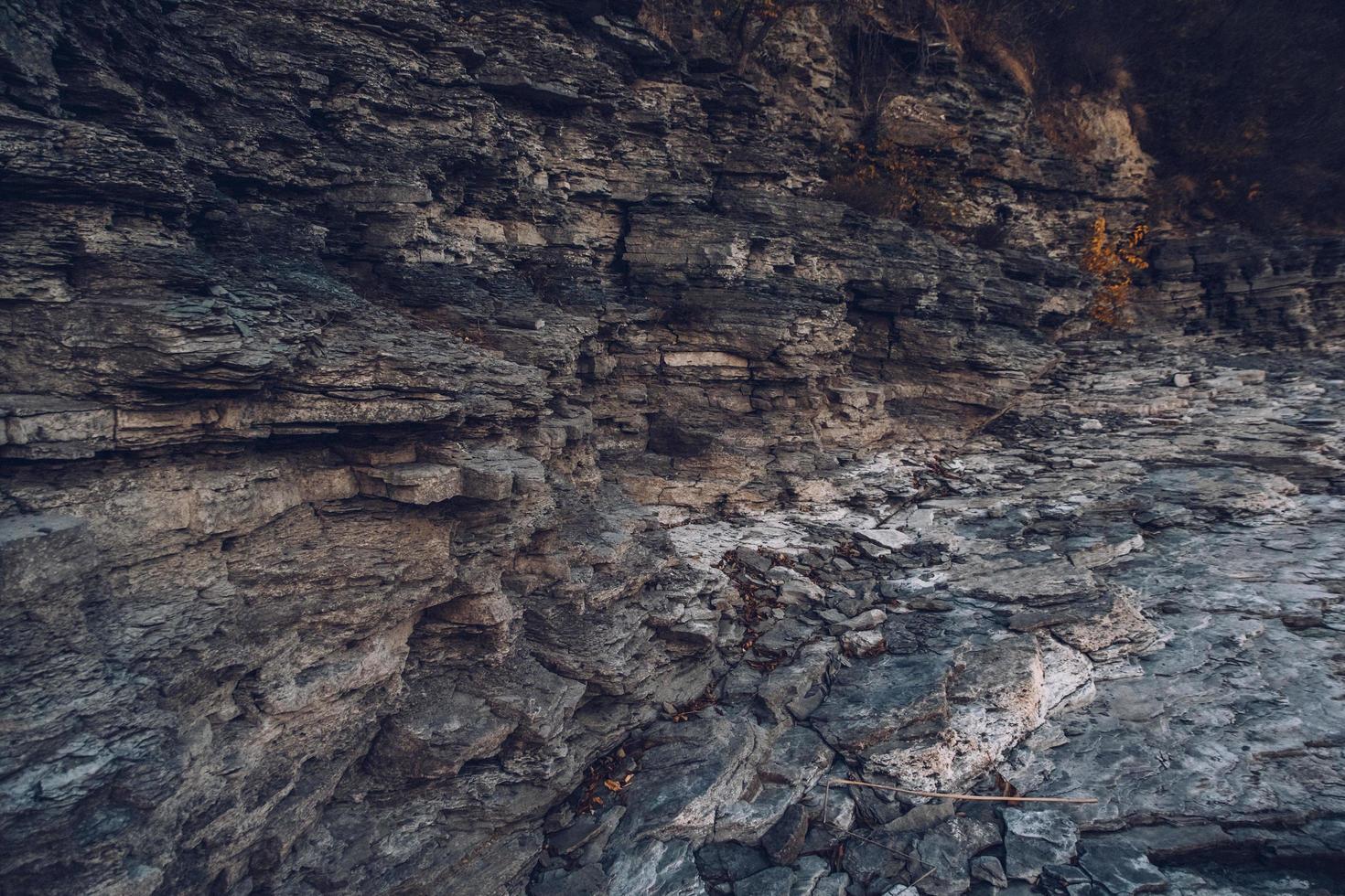 superfície de uma parede de pedra. fundo de pedra preta. textura de rocha foto