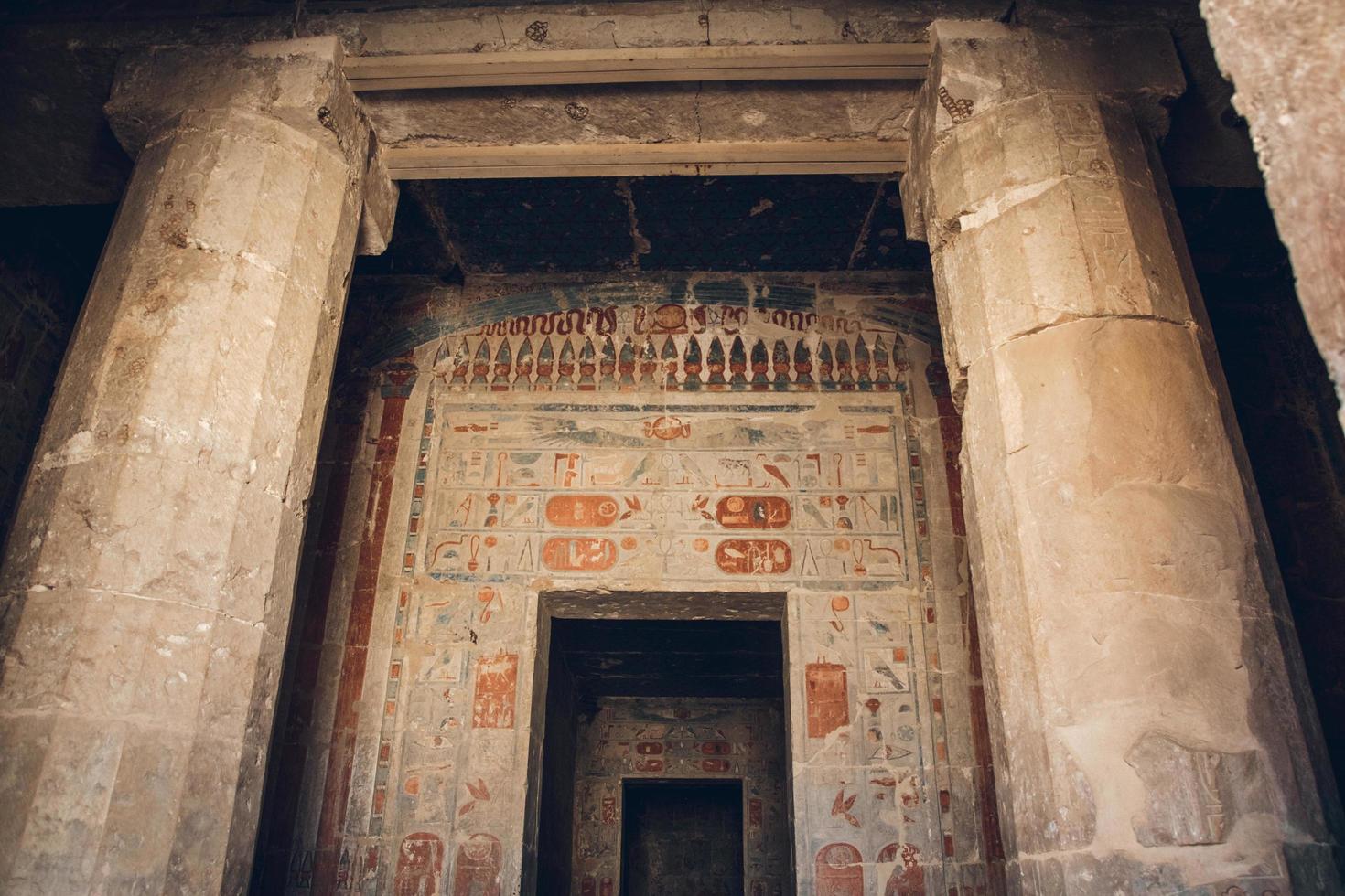 colunas com hieróglifos no templo karnak em luxor, egito. viajar por foto