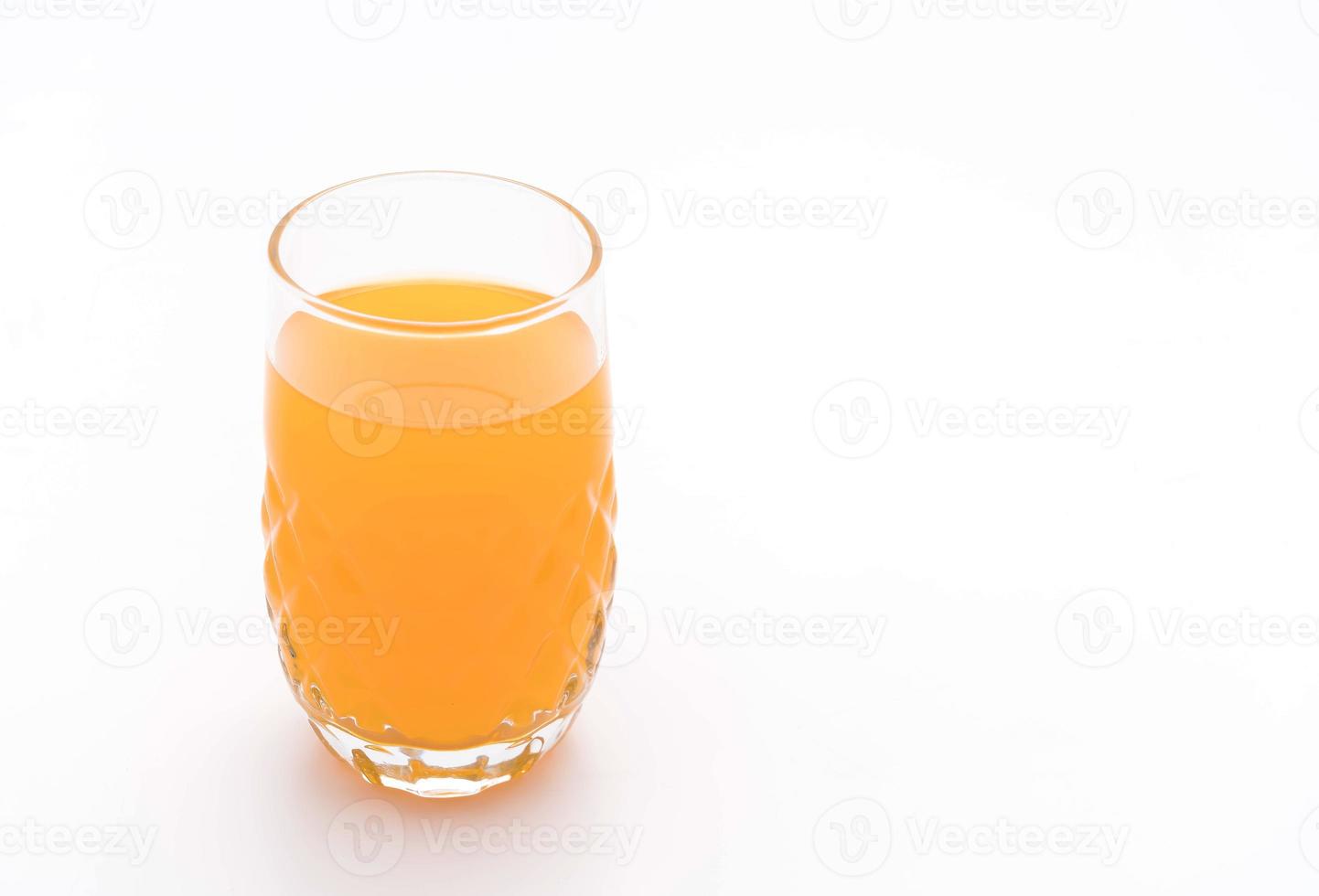 suco de laranja em vidro no fundo branco foto