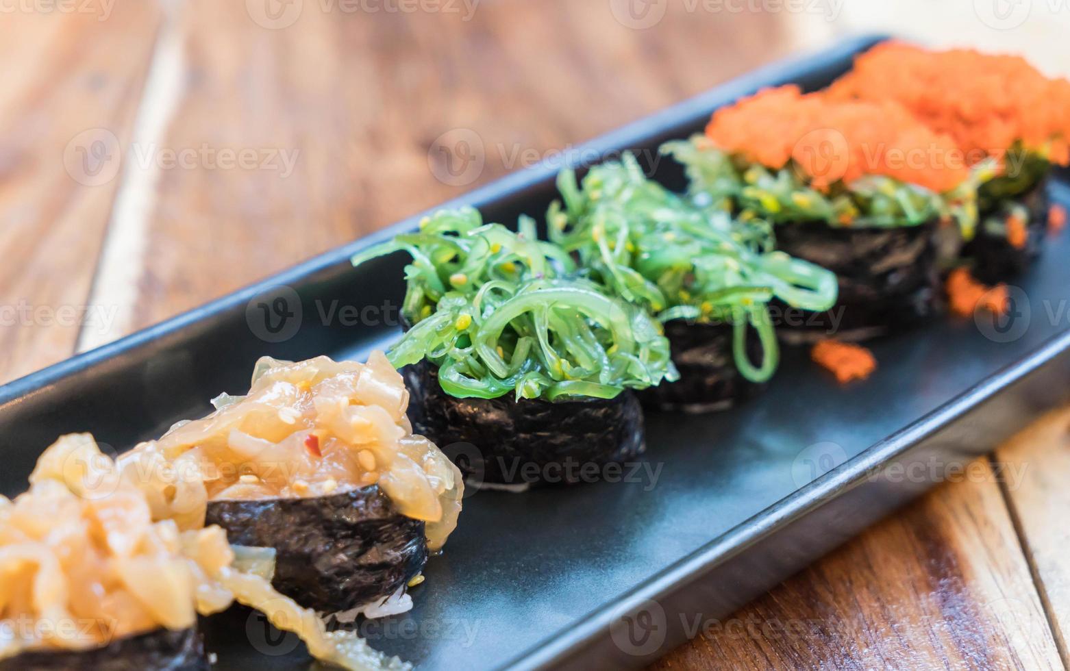 sushi de algas marinhas com conjunto misto de sushi - comida japonesa foto