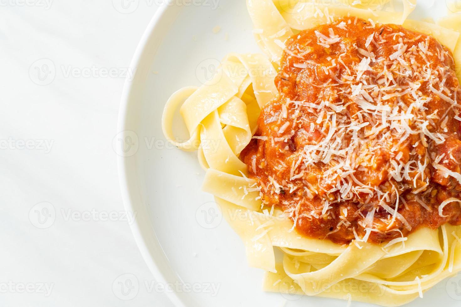 macarrão fettuccine à bolonhesa de porco com queijo parmesão - comida italiana foto