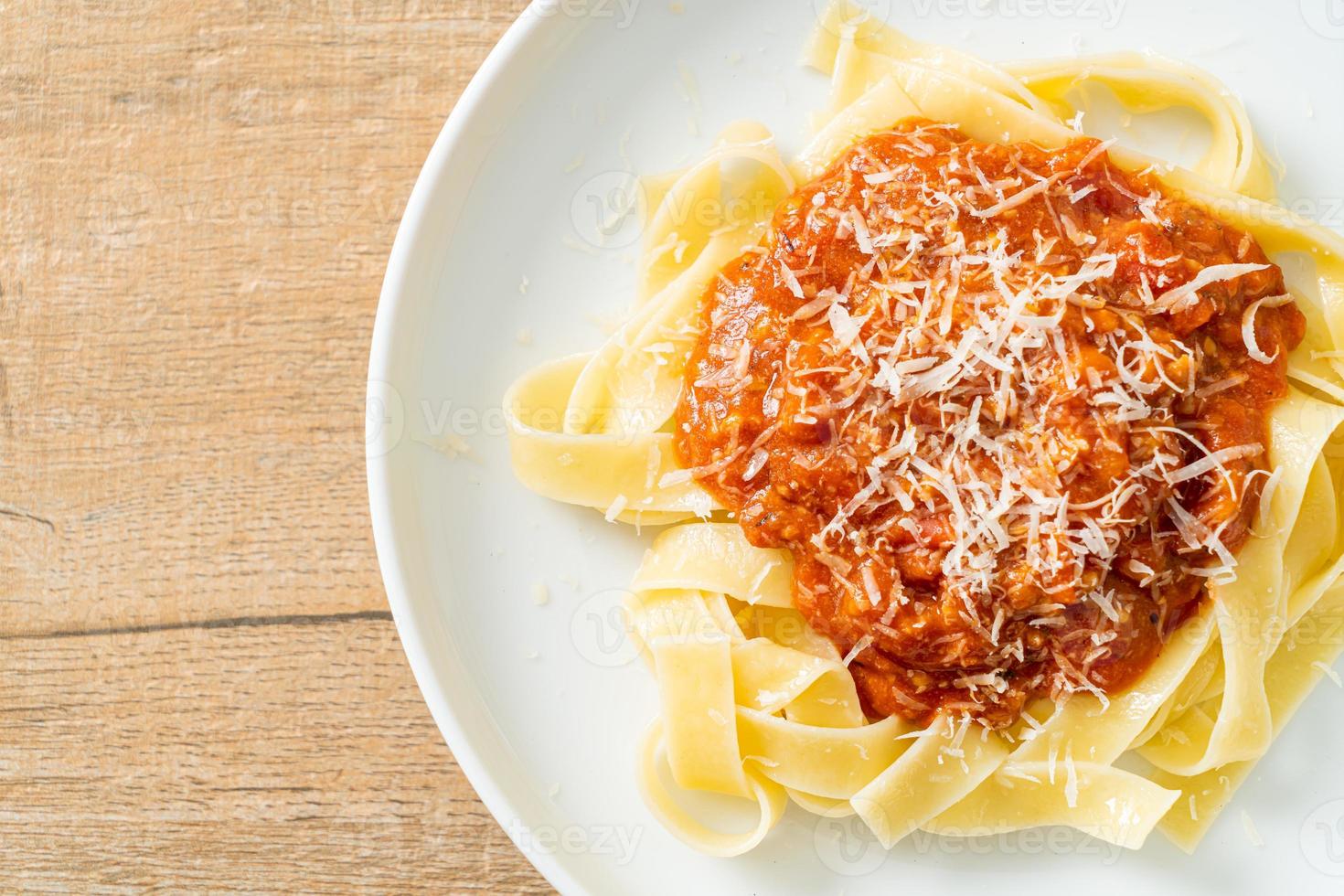 macarrão fettuccine à bolonhesa de porco com queijo parmesão - comida italiana foto