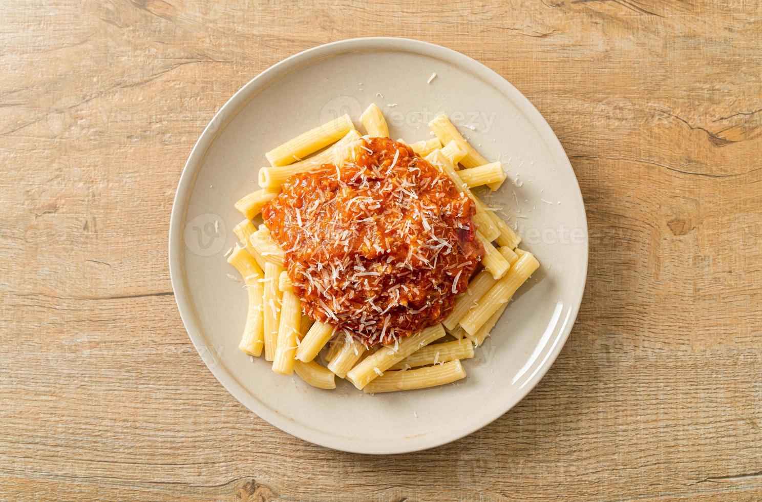 macarrão rigatoni com molho de porco à bolonhesa - comida italiana foto