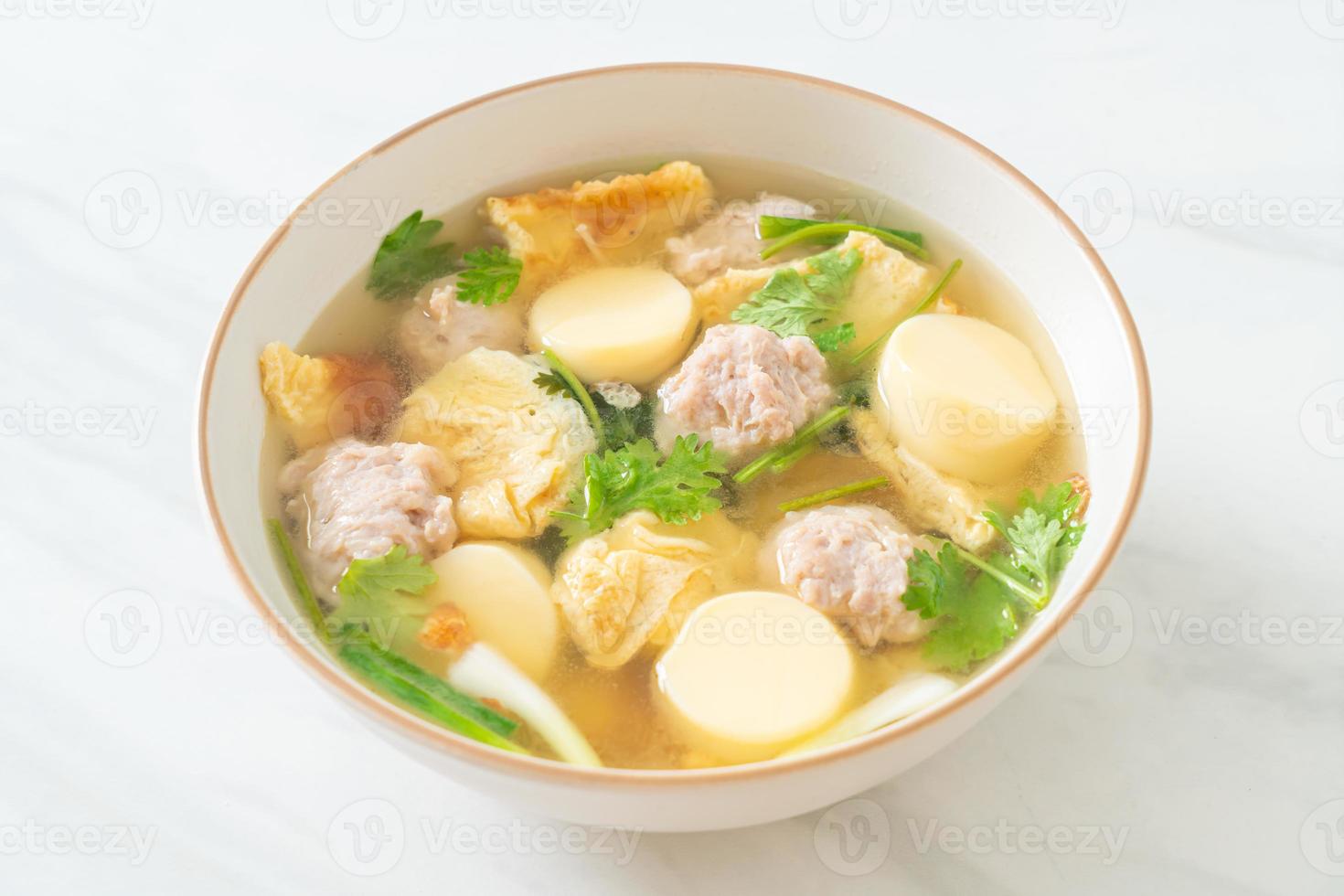 sopa de ovo frito ou sopa de omelete com carne de porco picada foto