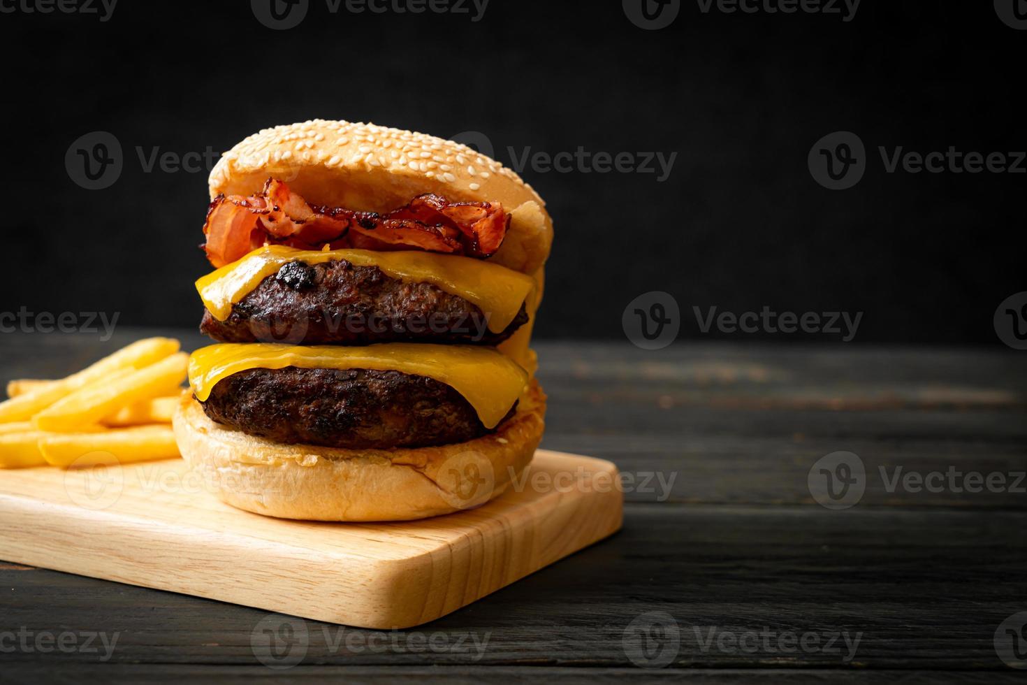 hambúrguer ou hambúrguer de carne com queijo e bacon - estilo de comida não saudável foto