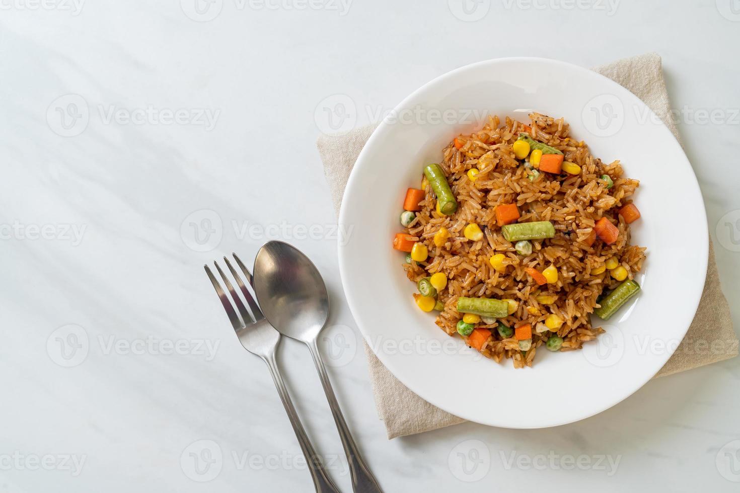 arroz frito com ervilhas, cenoura e milho - estilo de comida vegetariana e saudável foto