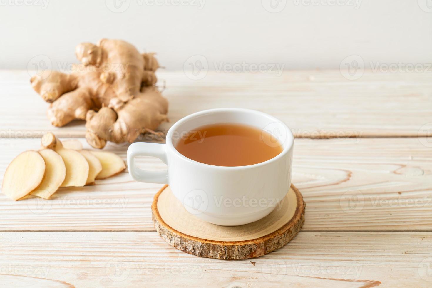 copo de suco de gengibre fresco e quente com raízes de gengibre - estilo de bebida saudável foto