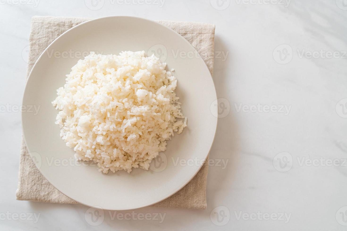 arroz branco de jasmim tailandês cozido no prato foto