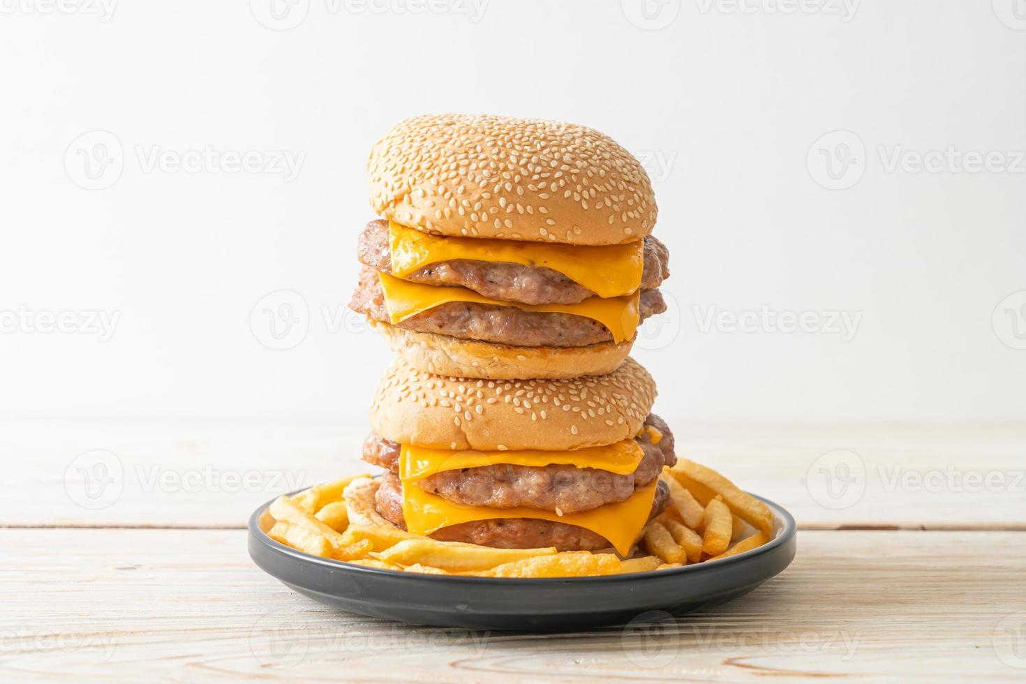 hambúrguer de porco ou hambúrguer de porco com queijo e batatas fritas foto