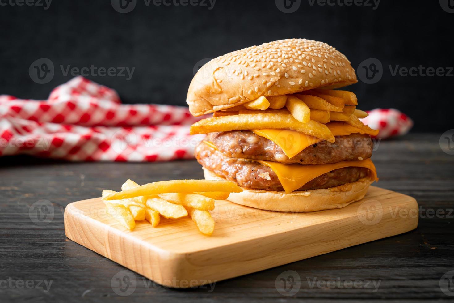 hambúrguer de porco com queijo e batata frita foto