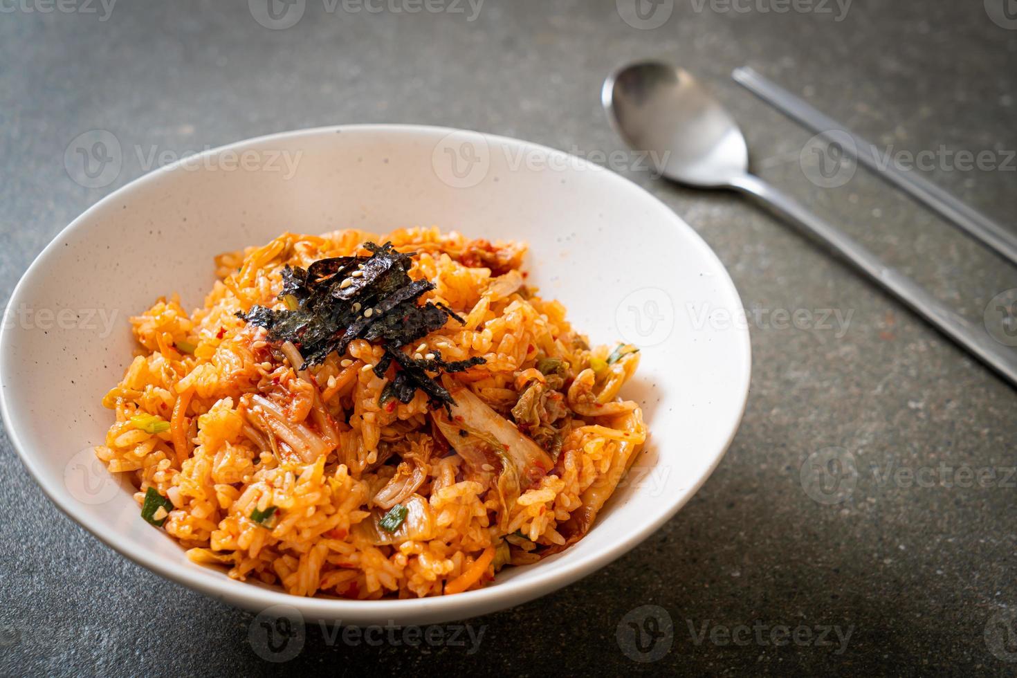 arroz frito kimchi com algas marinhas e gergelim branco - comida coreana foto