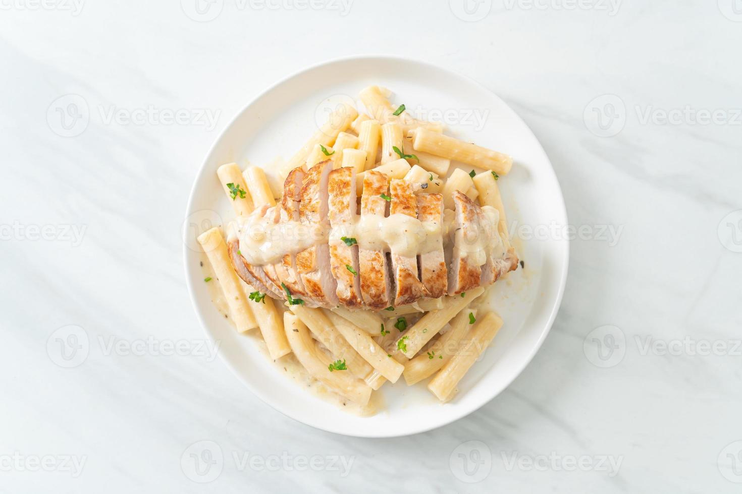 macarrão quadrotto penne caseiro com molho cremoso branco com frango grelhado foto