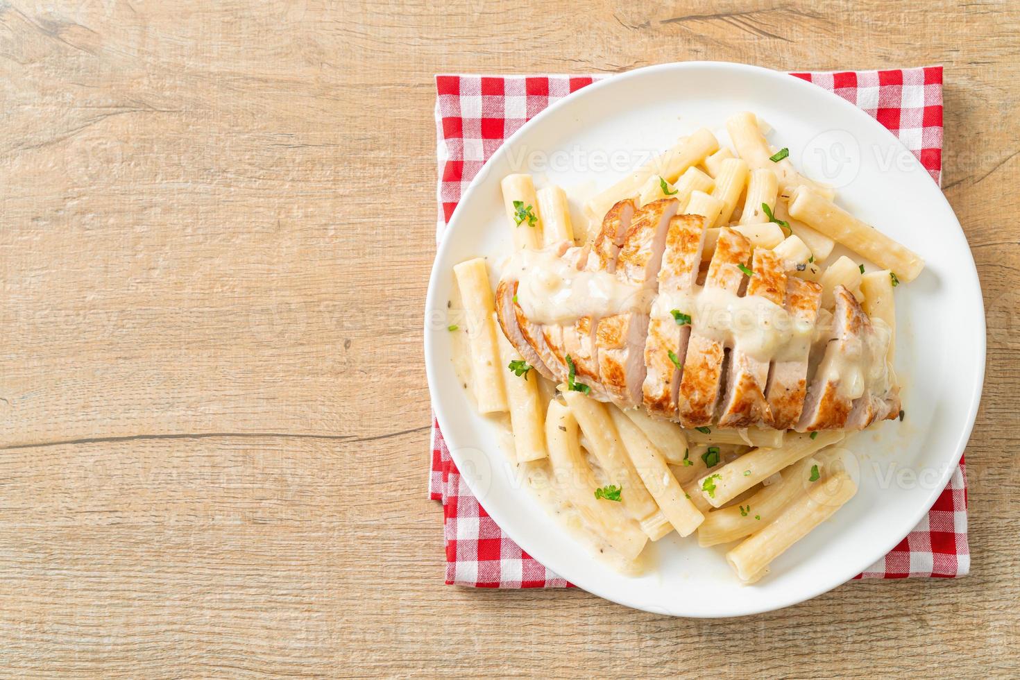 macarrão quadrotto penne caseiro com molho cremoso branco com frango grelhado foto