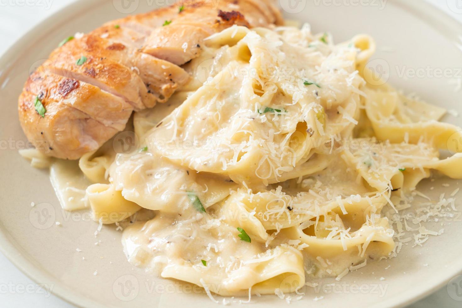 macarrão fettucine caseiro com molho cremoso branco com frango grelhado foto