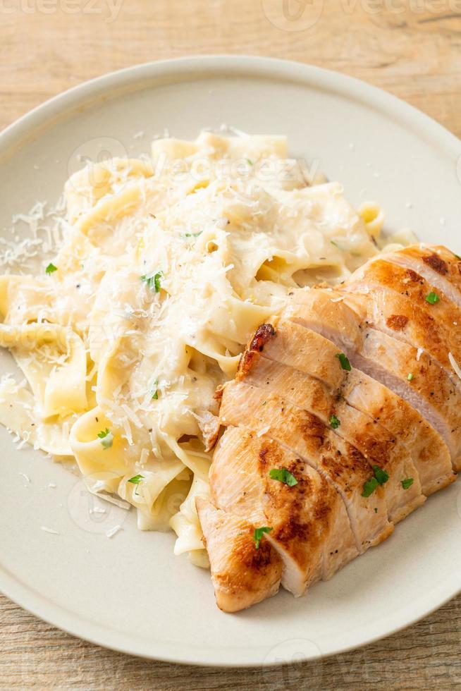 macarrão fettucine caseiro com molho cremoso branco com frango grelhado foto