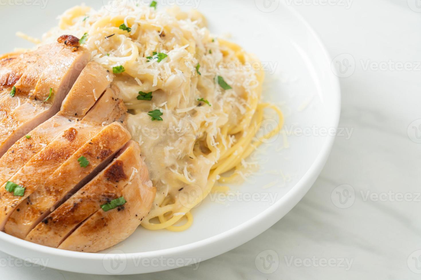 espaguete caseiro com molho cremoso branco com frango grelhado foto