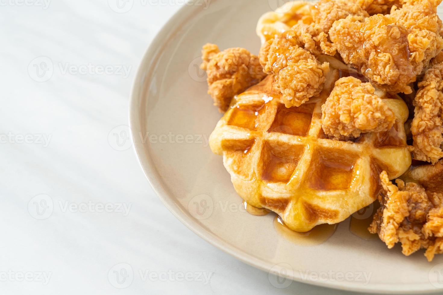 waffle caseiro de frango frito com mel ou xarope de bordo foto