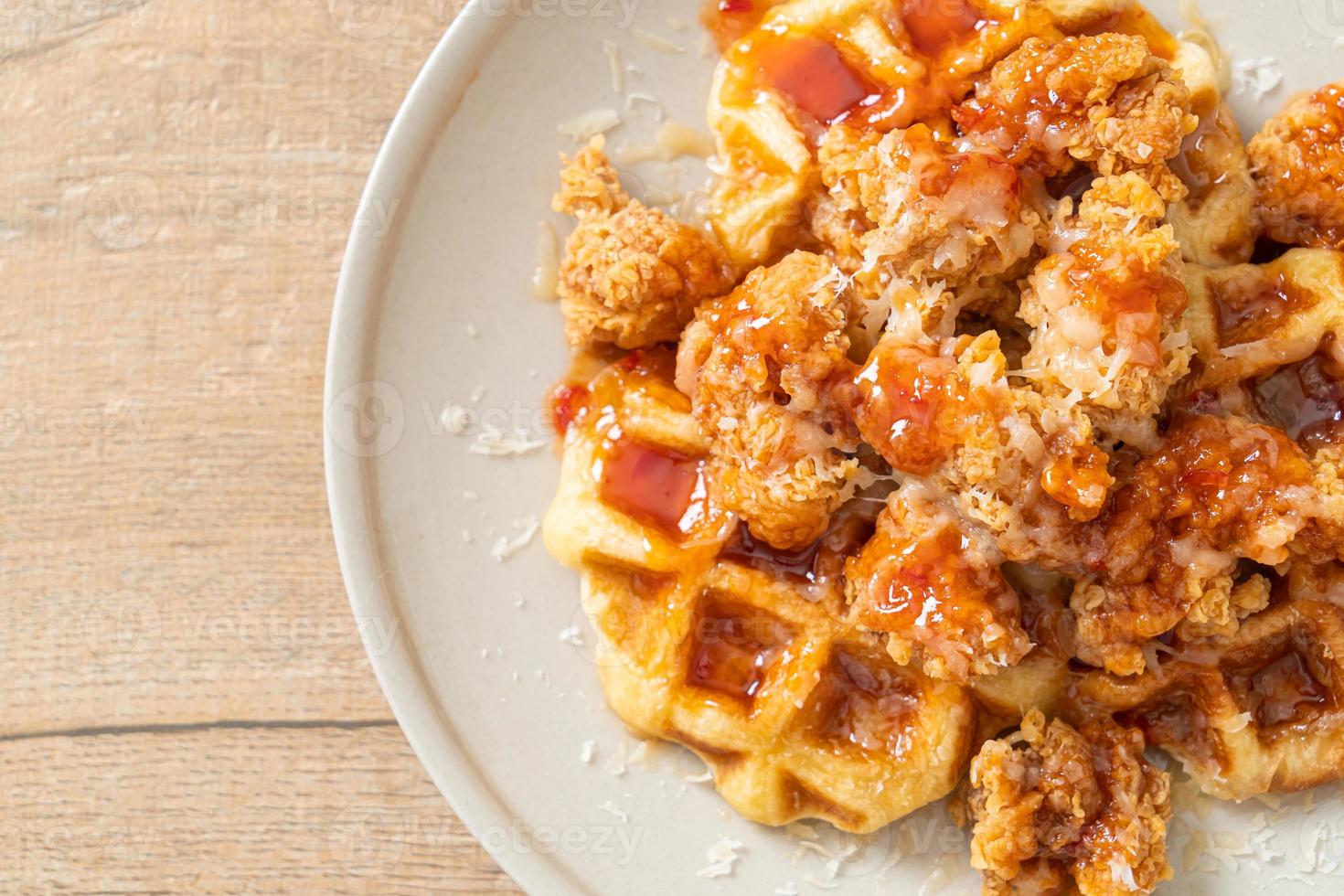 frango frito caseiro com waffle e queijo foto