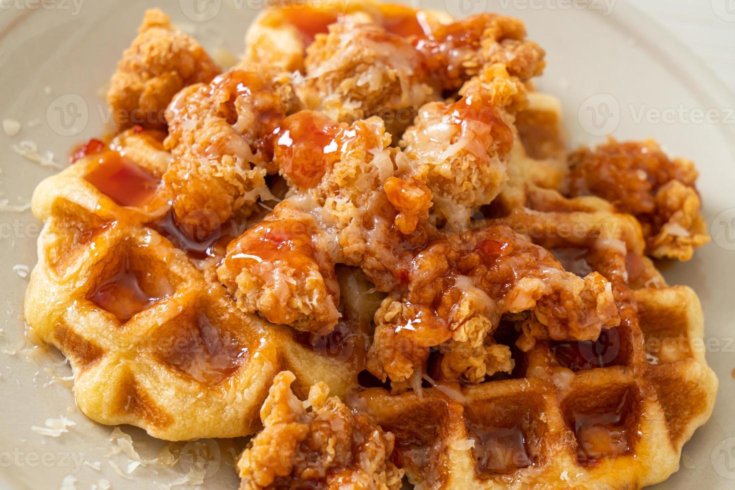 frango frito caseiro com waffle e queijo foto