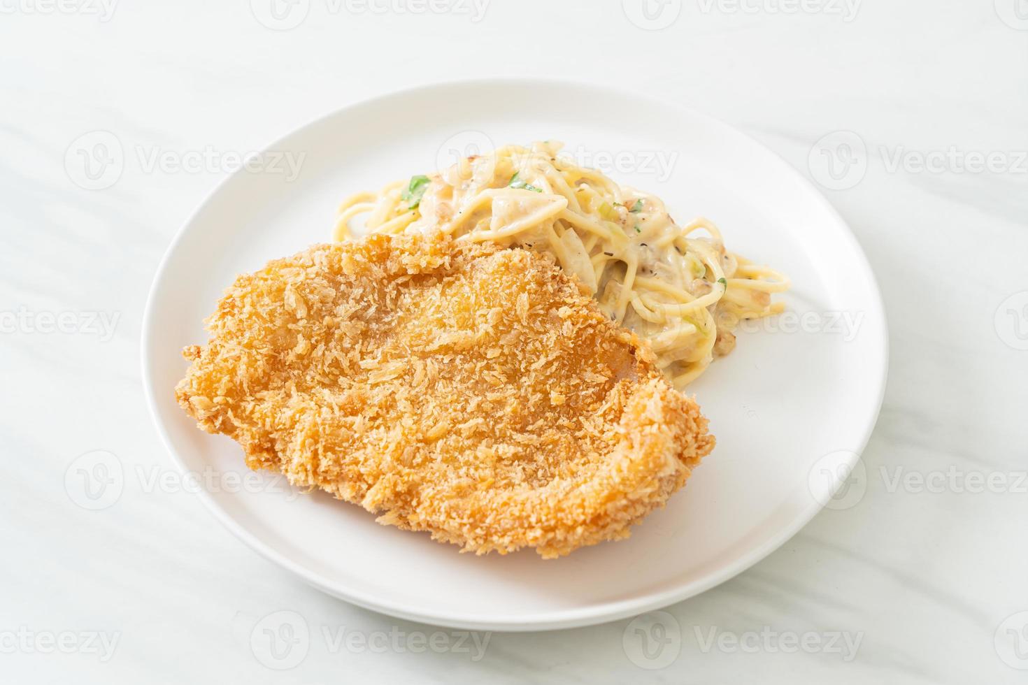 macarrão espaguete caseiro com molho de creme branco com peixe frito foto