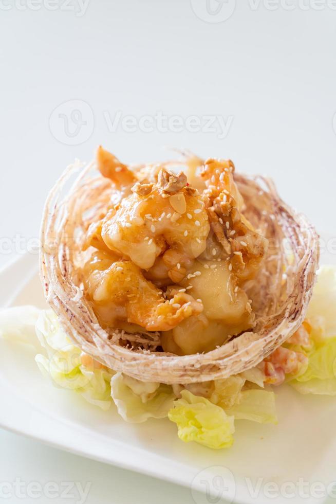 camarão frito com salada e cesta de taro frito coberto por creme de salada e maionese foto