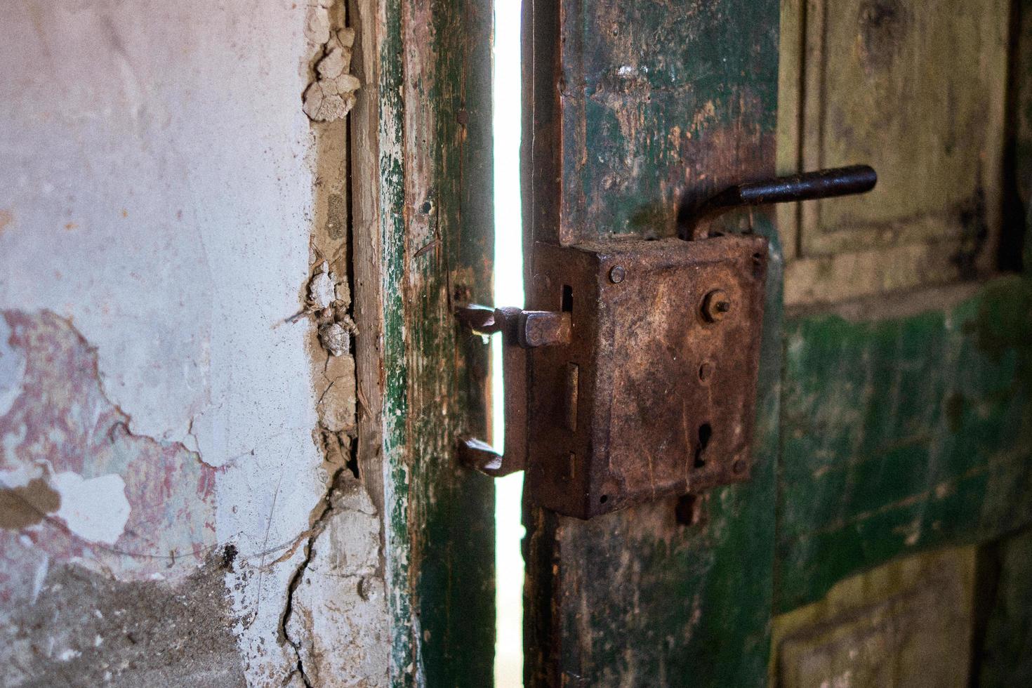 close up de um cadeado velho e desgastado em uma porta foto