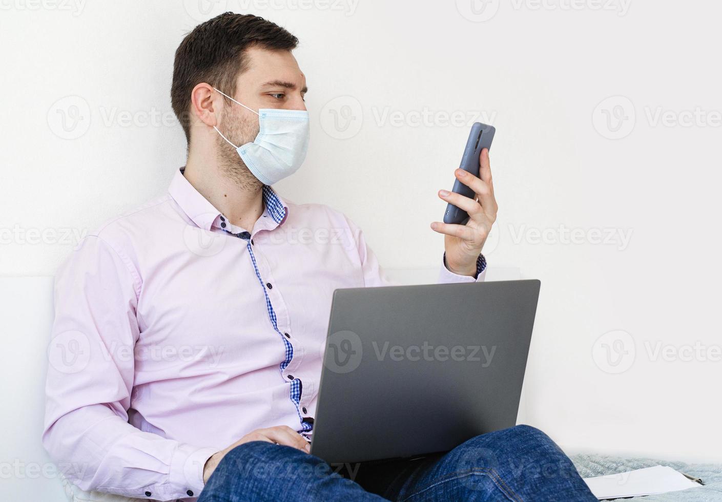 um homem de camisa e jeans resolve problemas de trabalho remotamente. foto