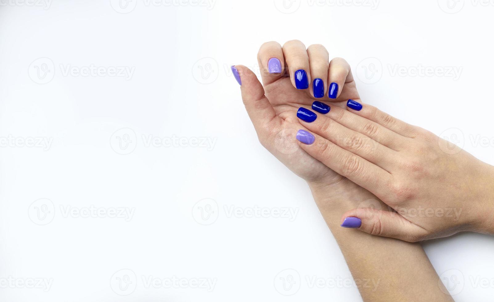 manicure elegante na moda feminina. azul e lilás foto