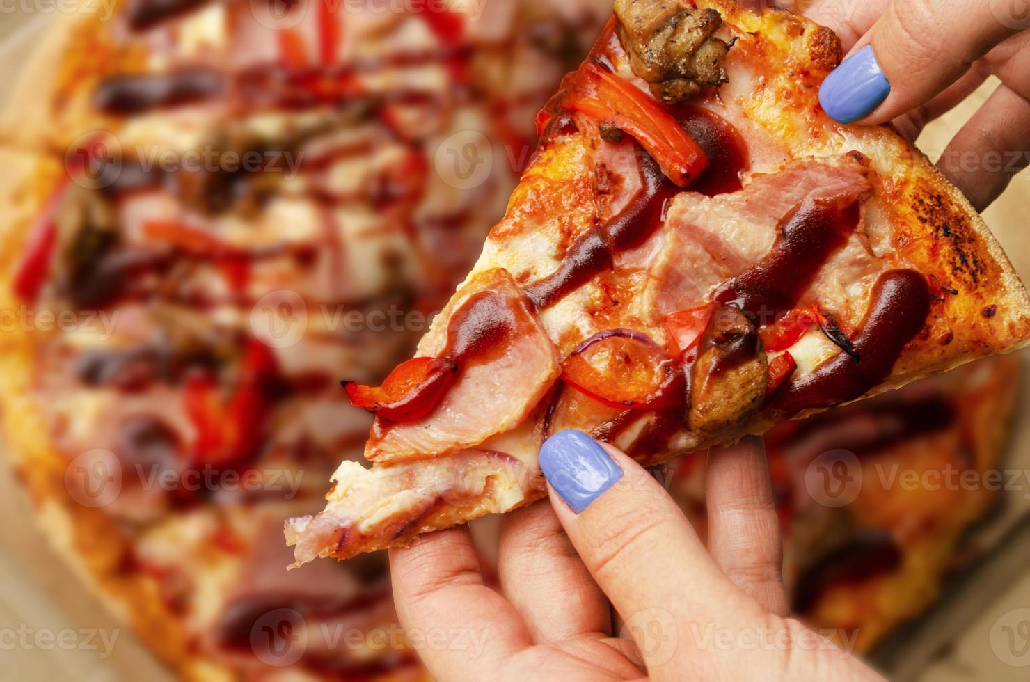 garota pega uma fatia de pizza. comida rápida foto