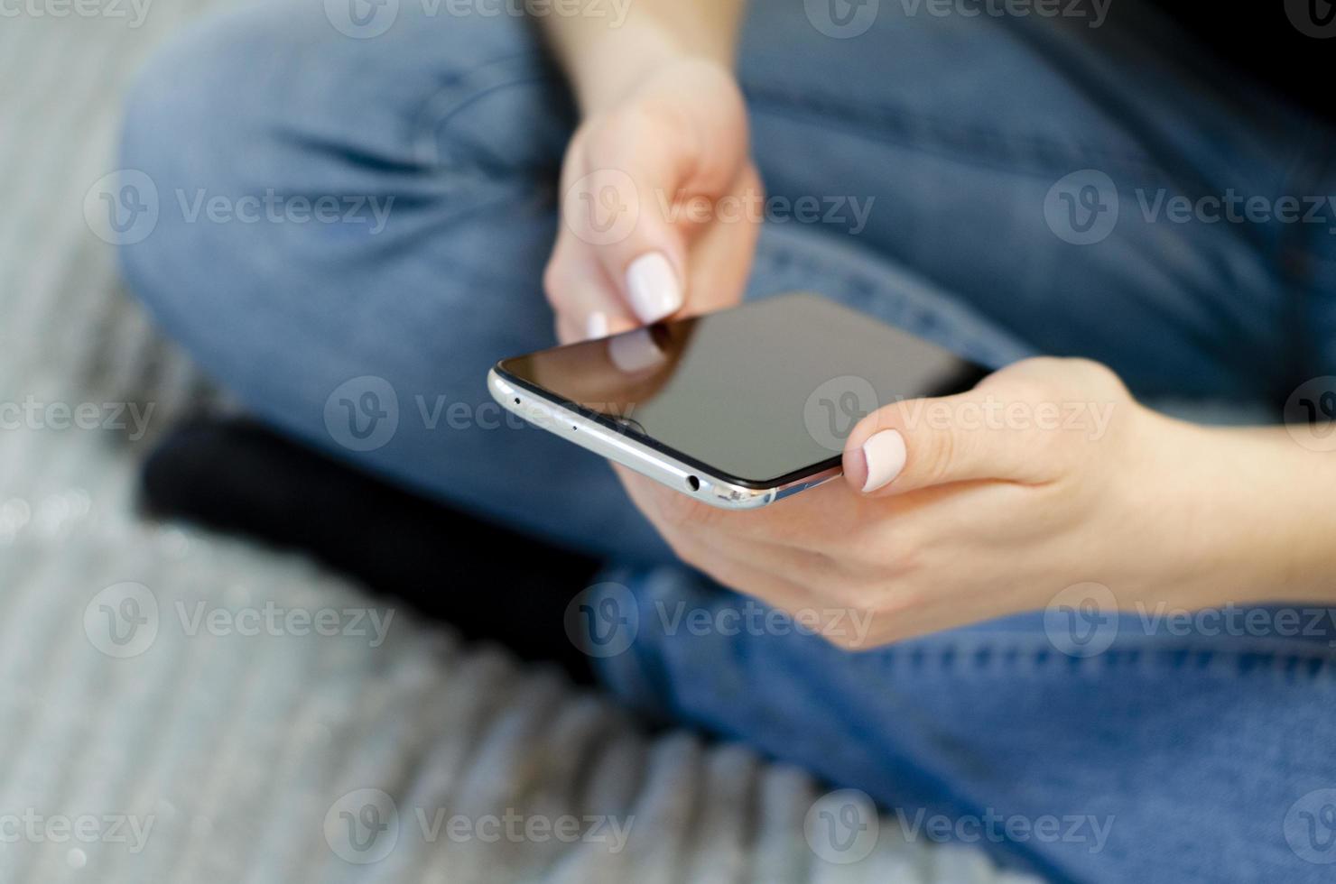 uma jovem está usando o telefone celular. comunicação à distância. foto