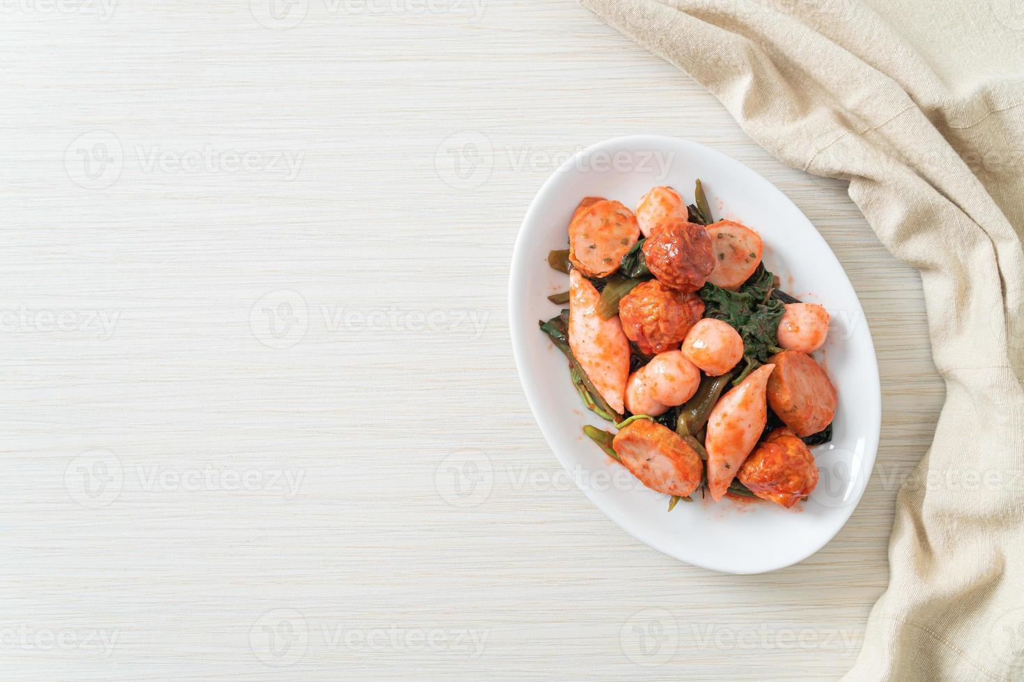 mexa bolinhos de peixe fritos com molho de yentafo foto