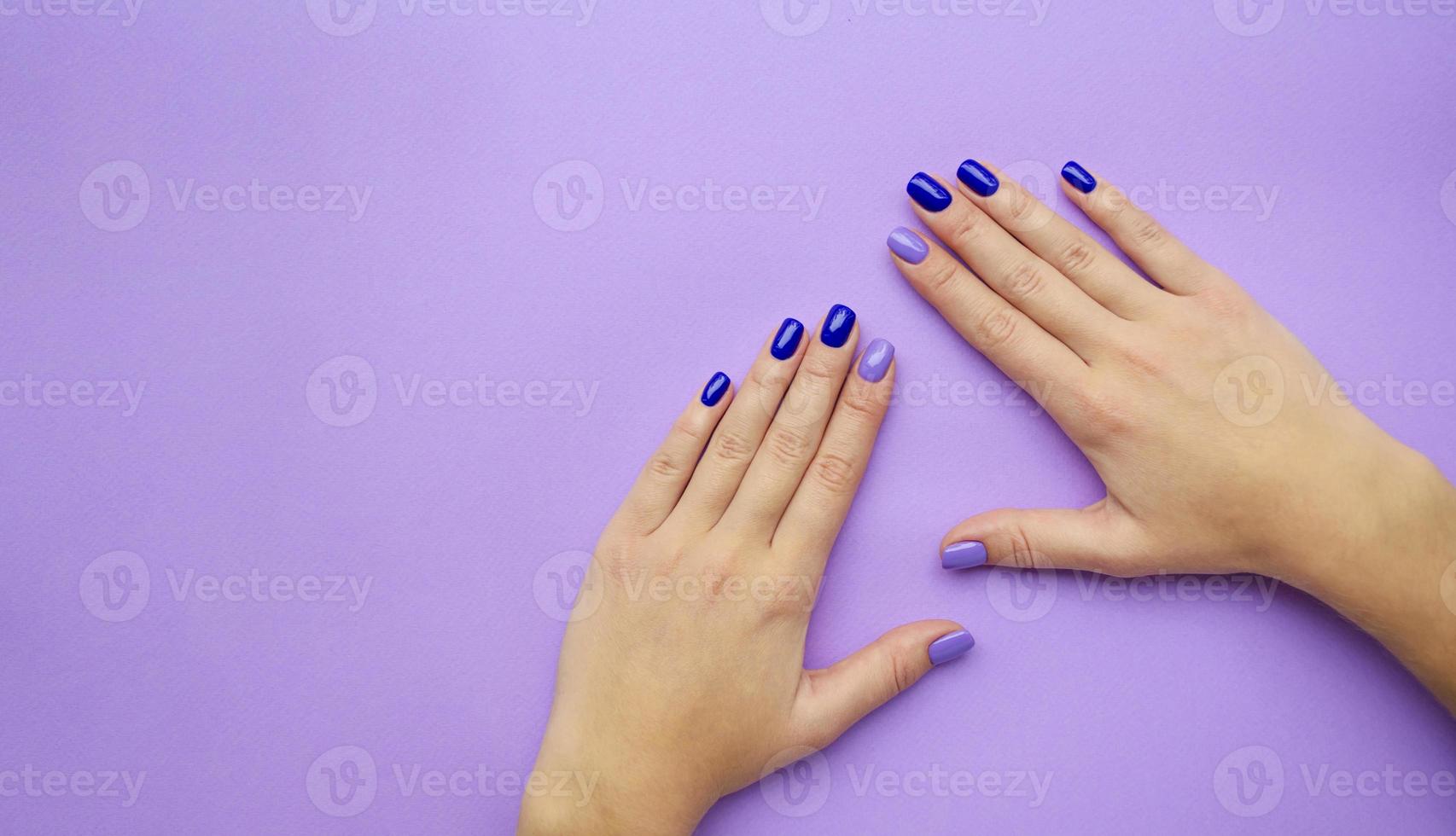 manicure elegante na moda feminina. azul e lilás foto