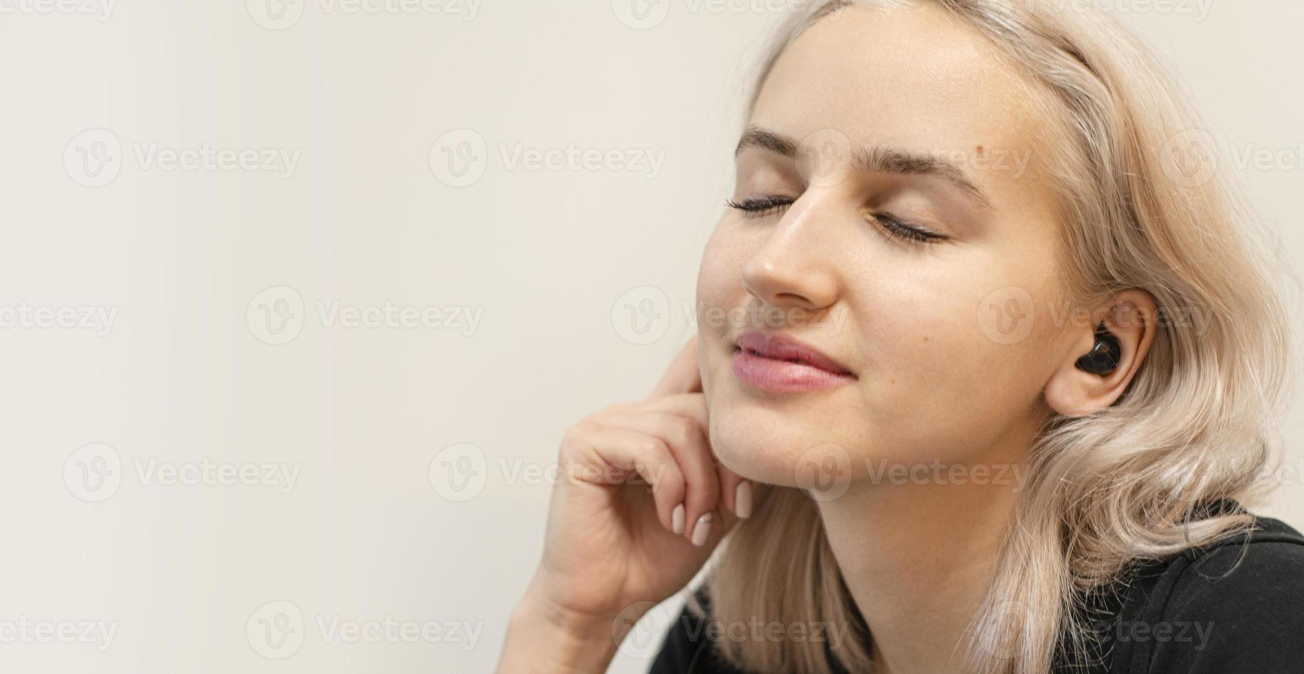 garota gosta de música em fones de ouvido sem fio. tecnologias modernas. foto