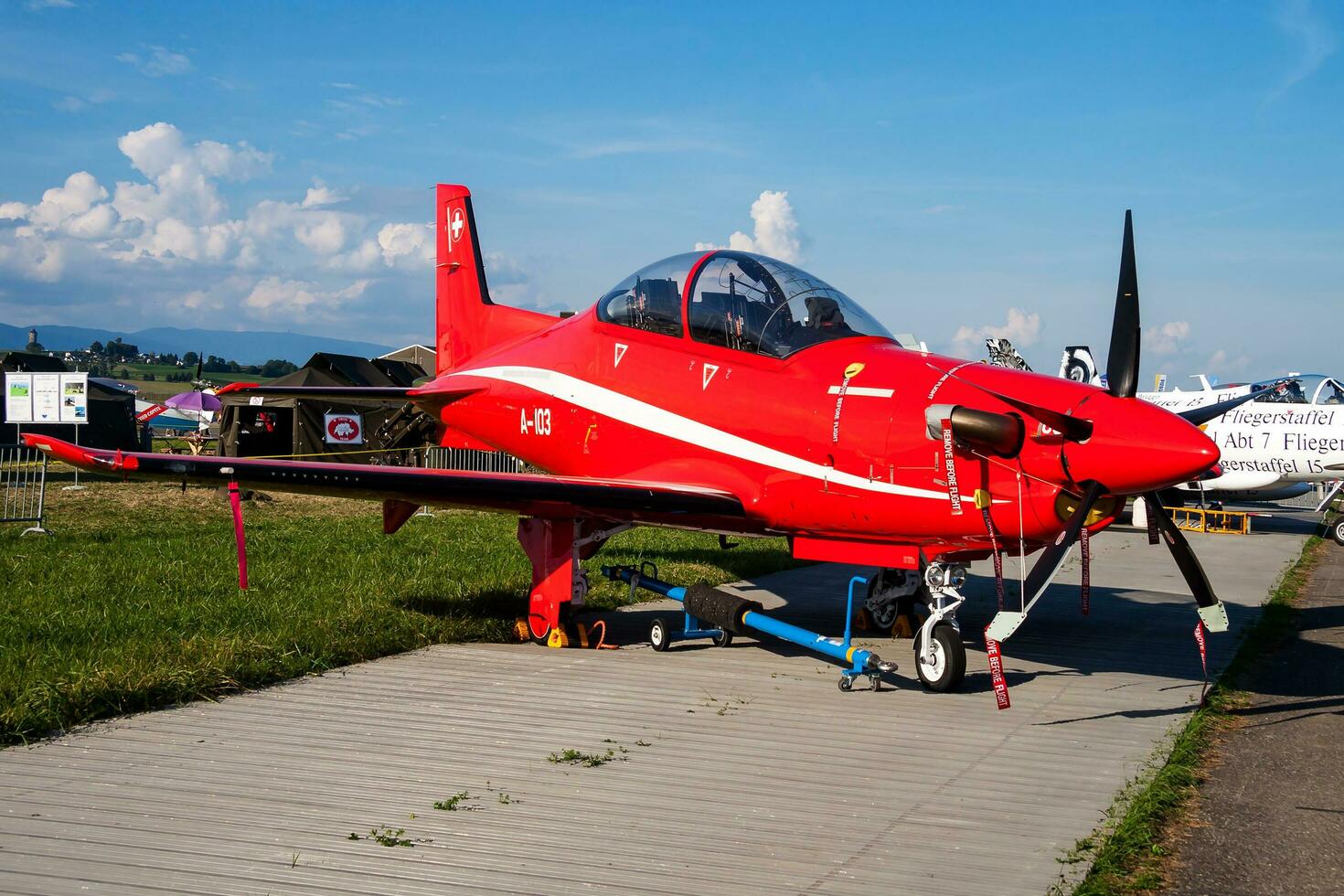 militares treinador avião às ar base. ar força voar Operação. aviação e aeronaves. ar defesa. militares indústria. mosca e vôo. foto