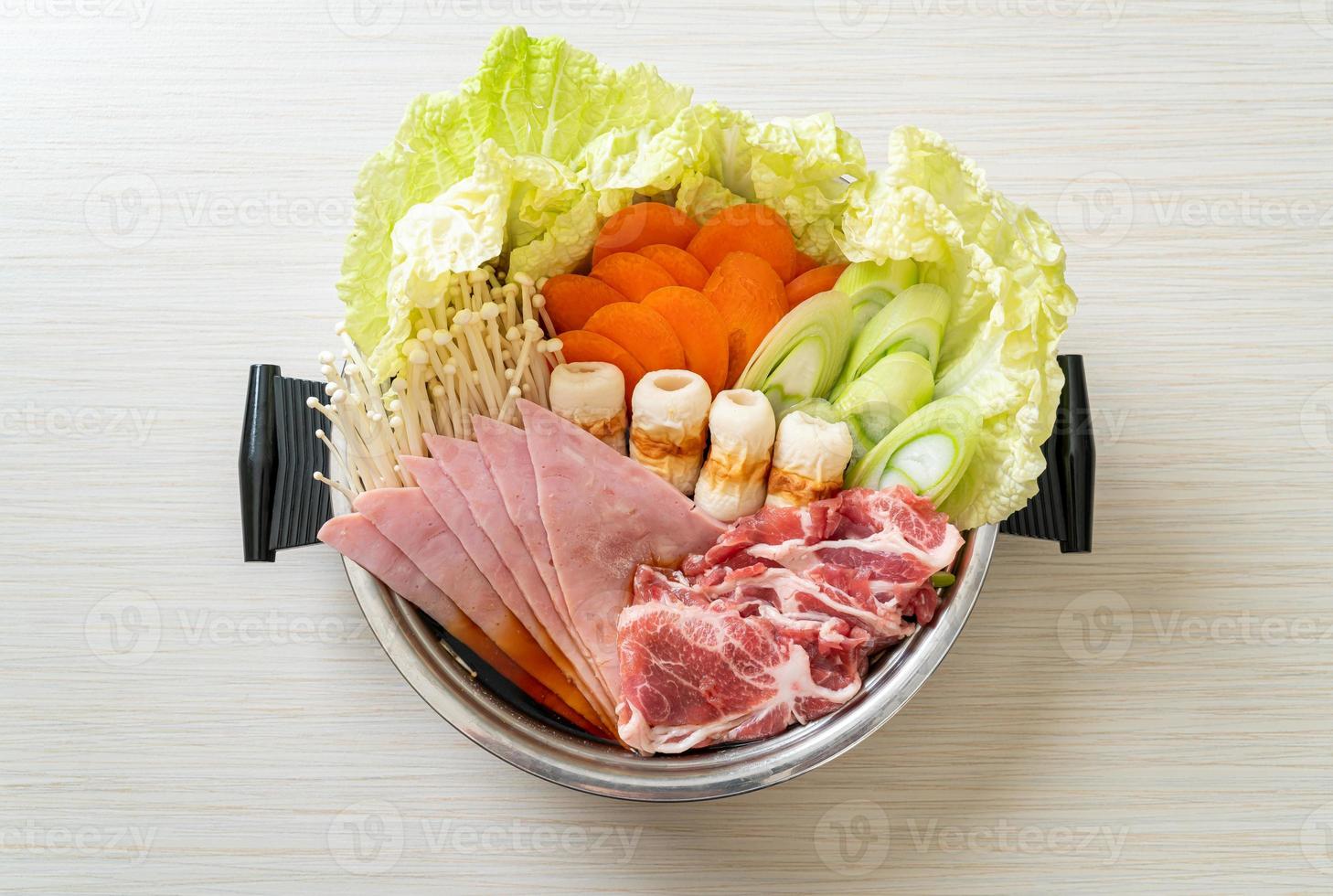 Sukiyaki ou shabu hot pot black sopa com carne crua e vegetais - comida japonesa foto