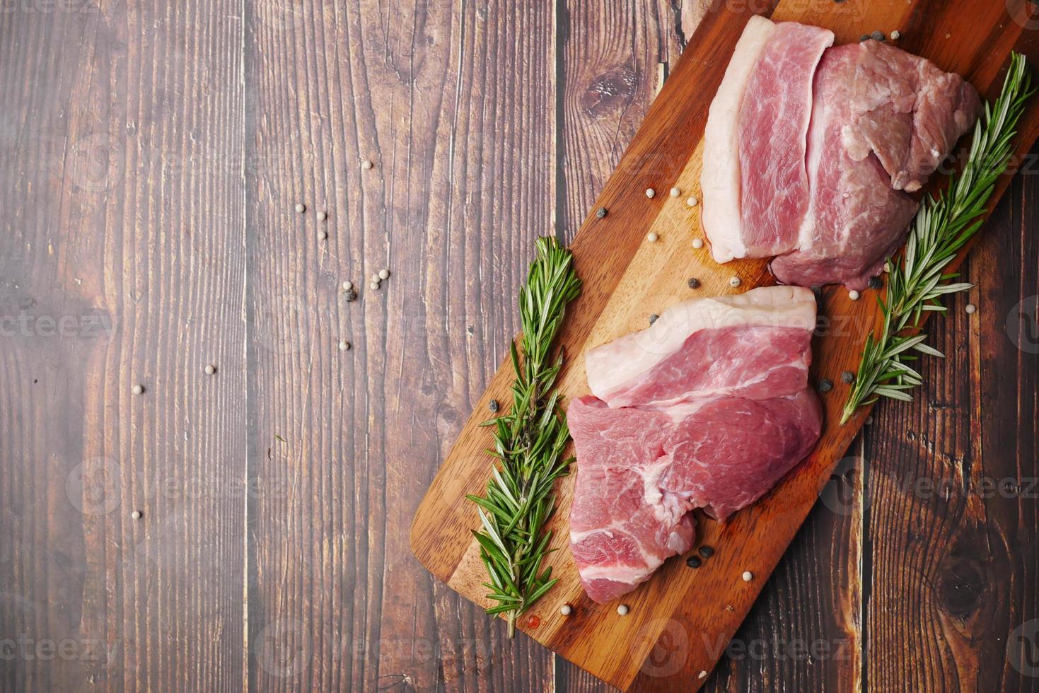 carne crua em uma tábua de cortar em uma tábua de cortar foto