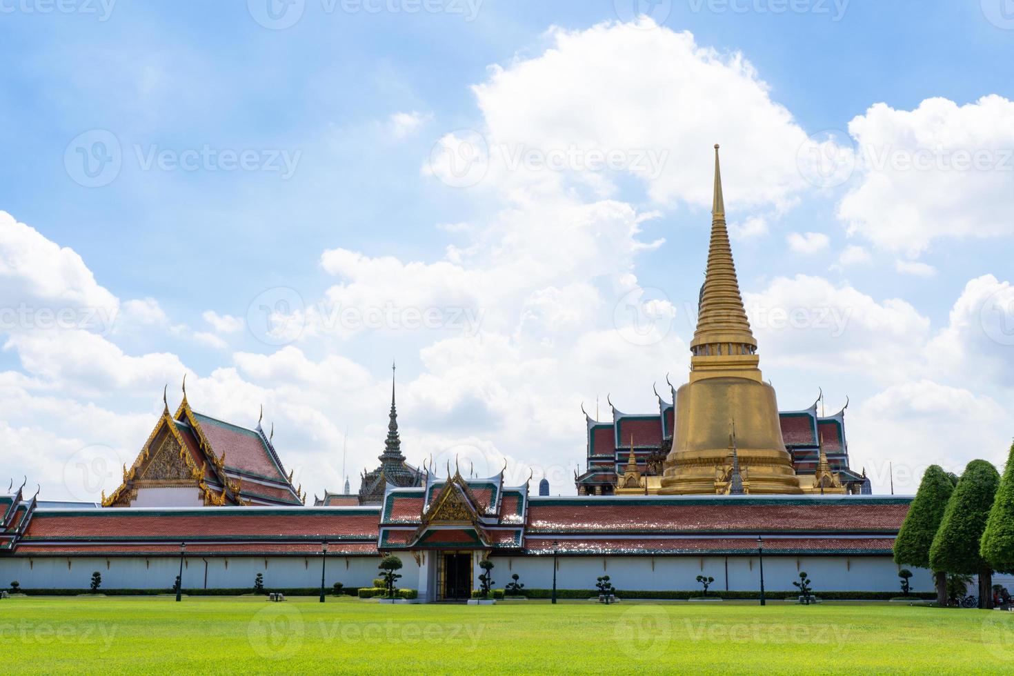 templo do Buda Esmeralda e o grande palácio em Banguecoque, Tailândia foto